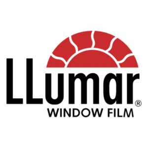 Das LLumar-Fensterfolien-Logo mit einer stilisierten roten Sonne, die über dem Markennamen aufgeht, der in fetten schwarzen Buchstaben auf weißem Hintergrund gedruckt ist.